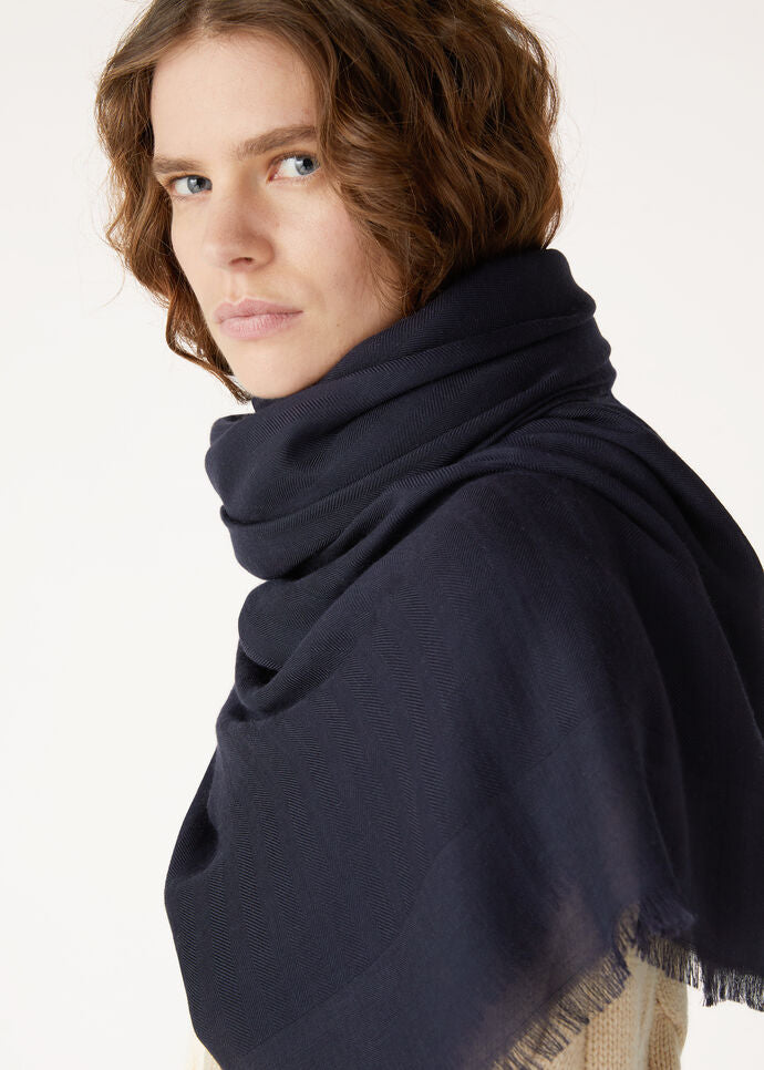 Maxi Crest Stole